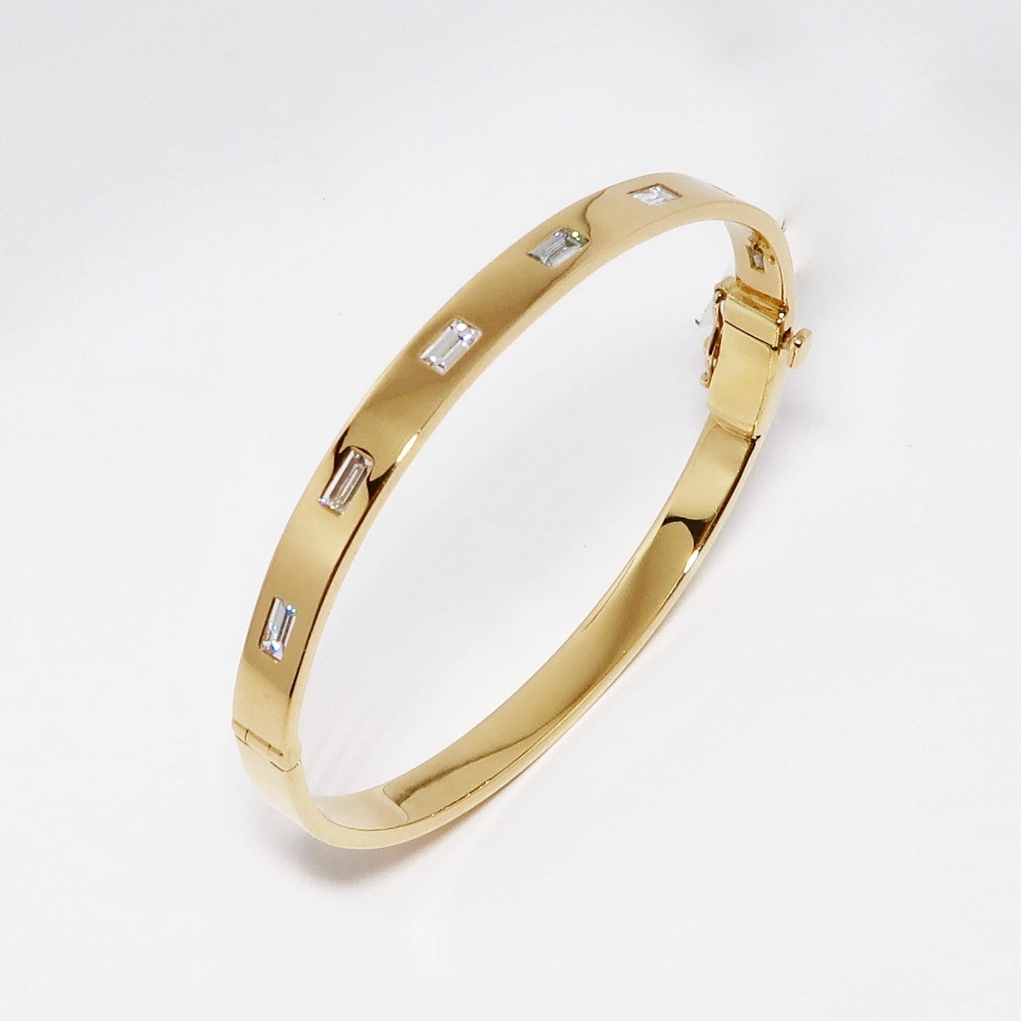 18k Yellow Gold Bangle Bracelet with Diamonds