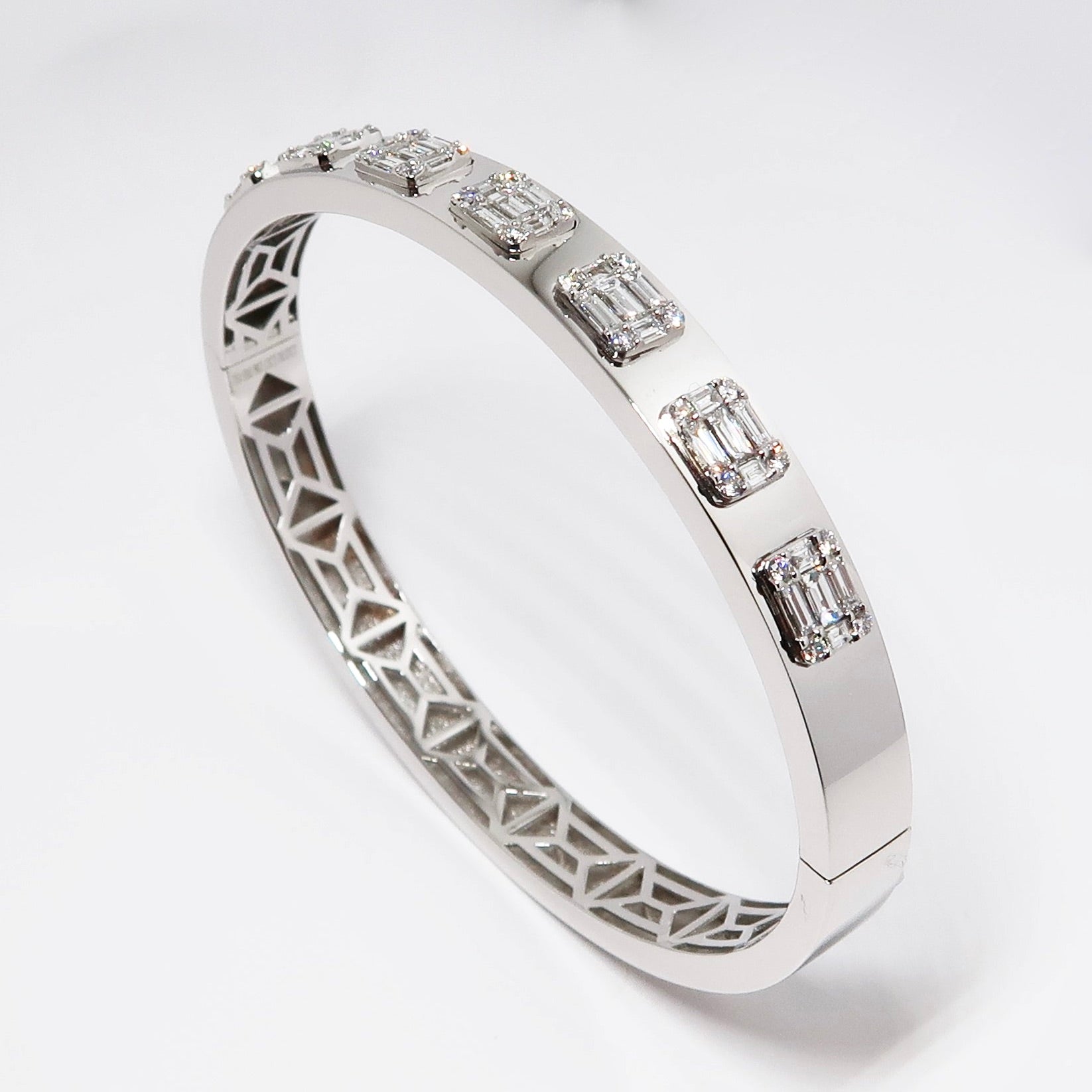 18k White Gold Narrow Bangle with Diamonds