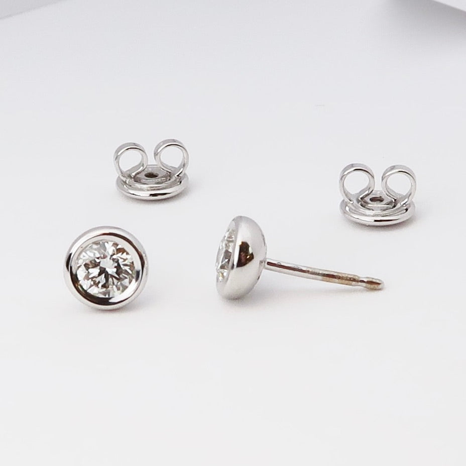 18k White Gold Stud Earrings