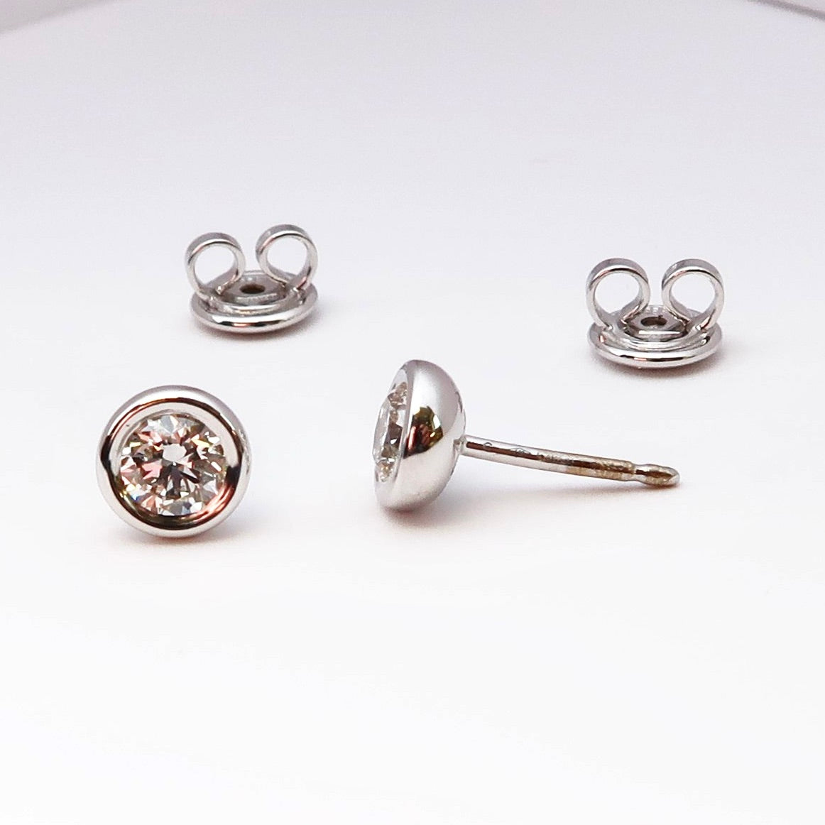 18k White Gold Stud Earrings