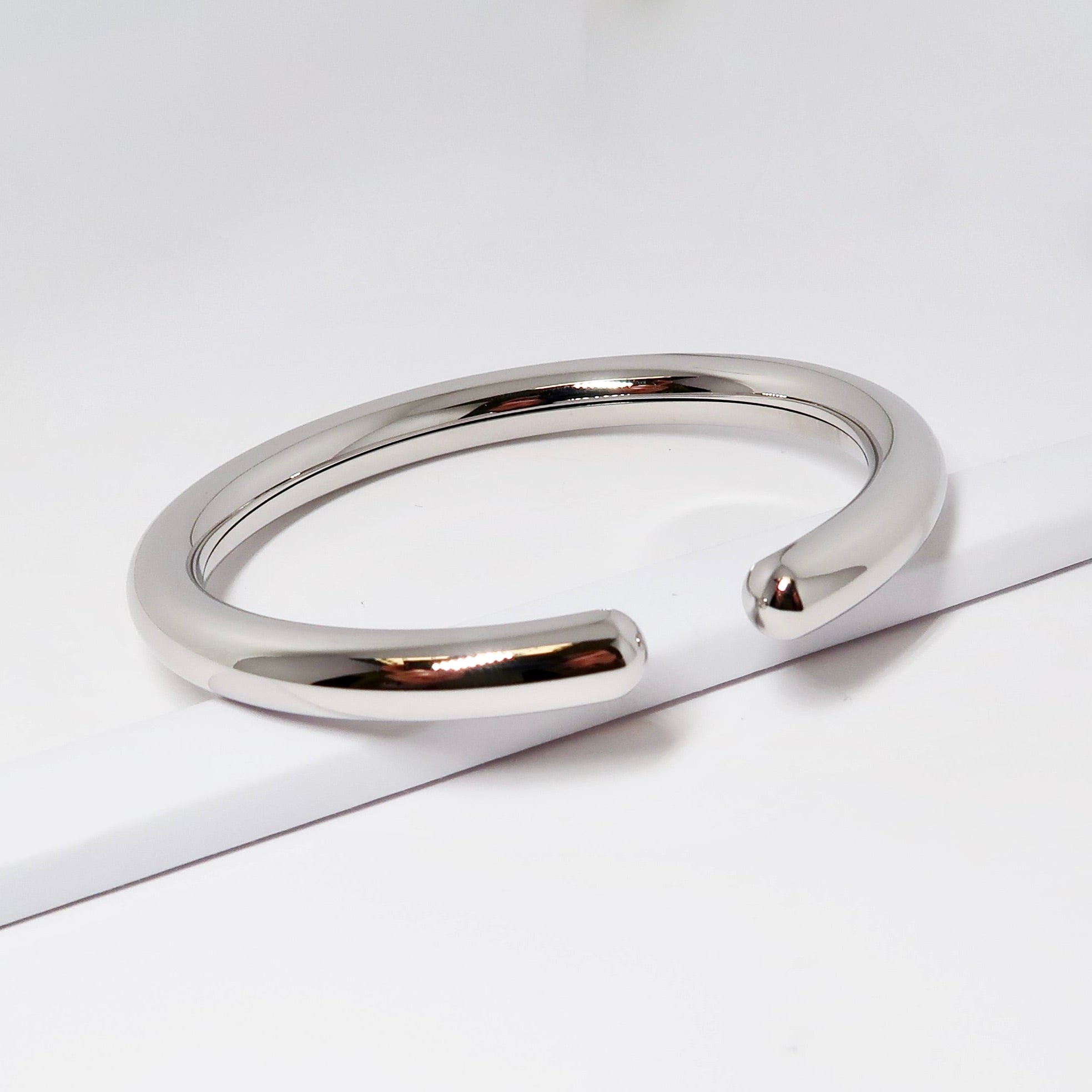 18k White Gold Bracelet, Single Opening Round Tube Bangle