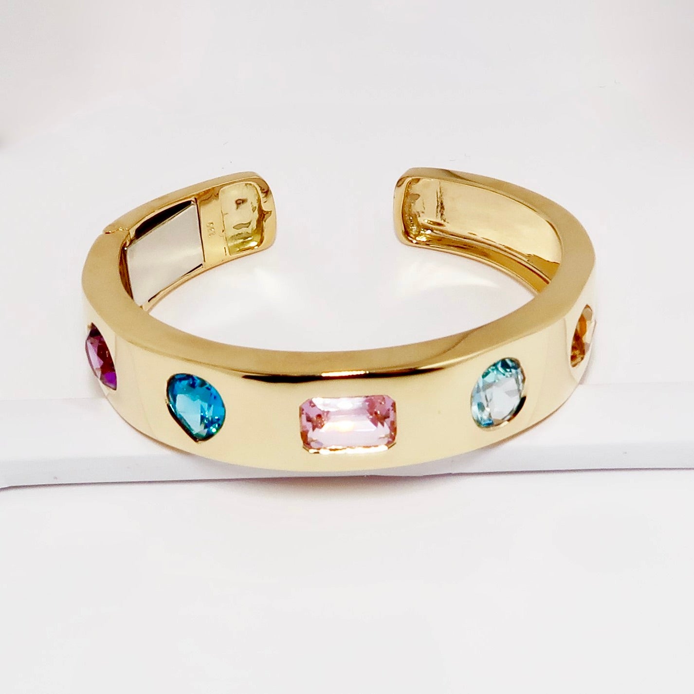 18k Yellow Gold Bangle Bracelet with 5 Stones