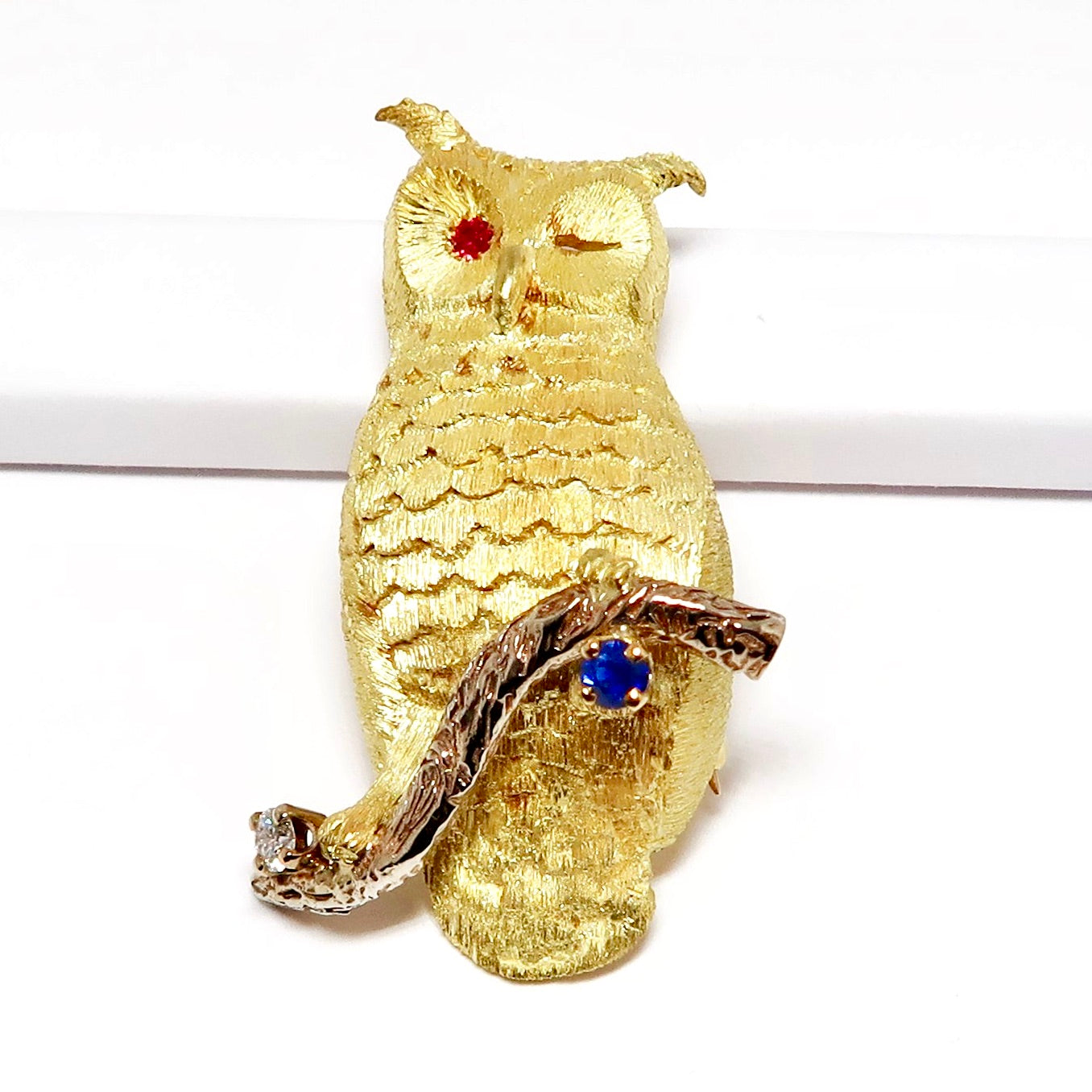 18k Yellow Gold Winking Eye Owl Pin