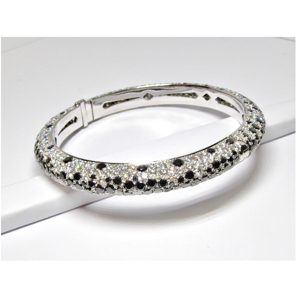 18k White Gold Diamond & Black Diamond Bangle