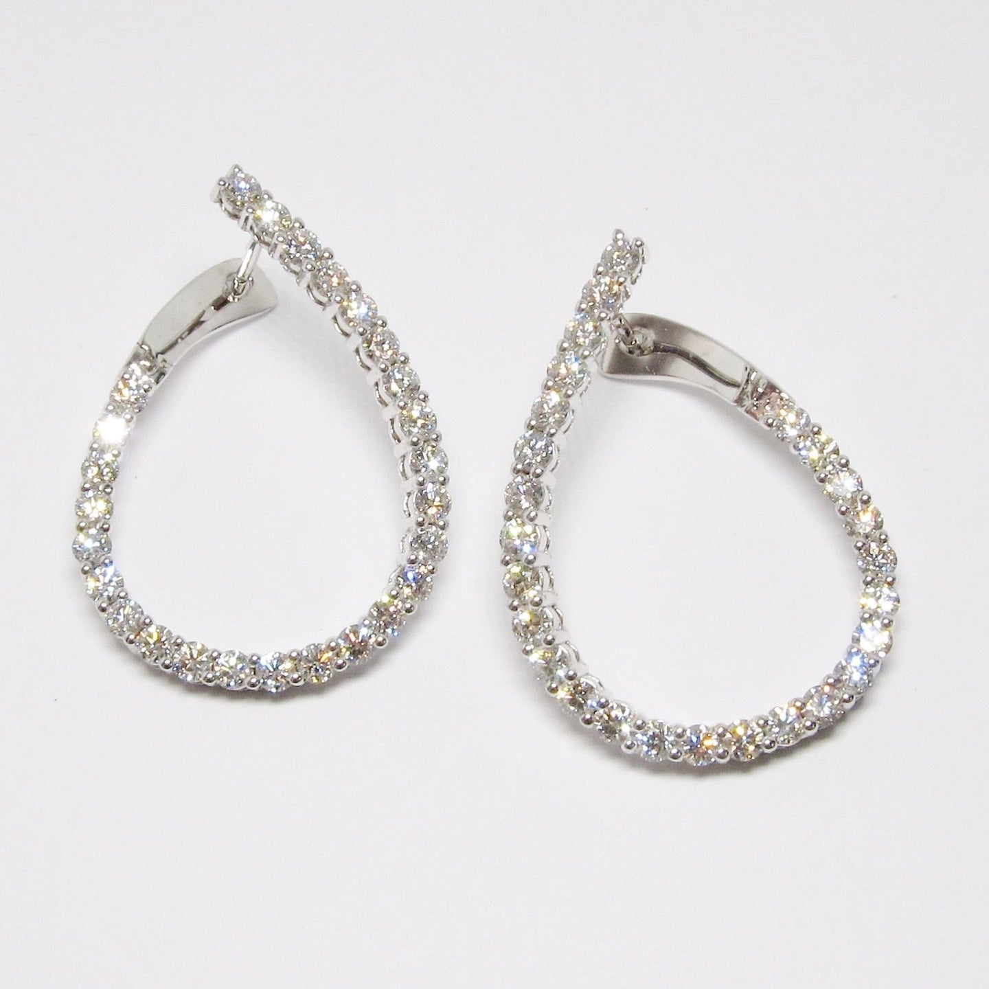 18k White Gold Oval Design Earrings