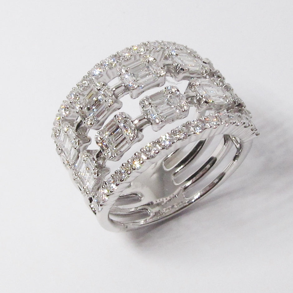18kt white Gold Round and Baguette Diamond Ring