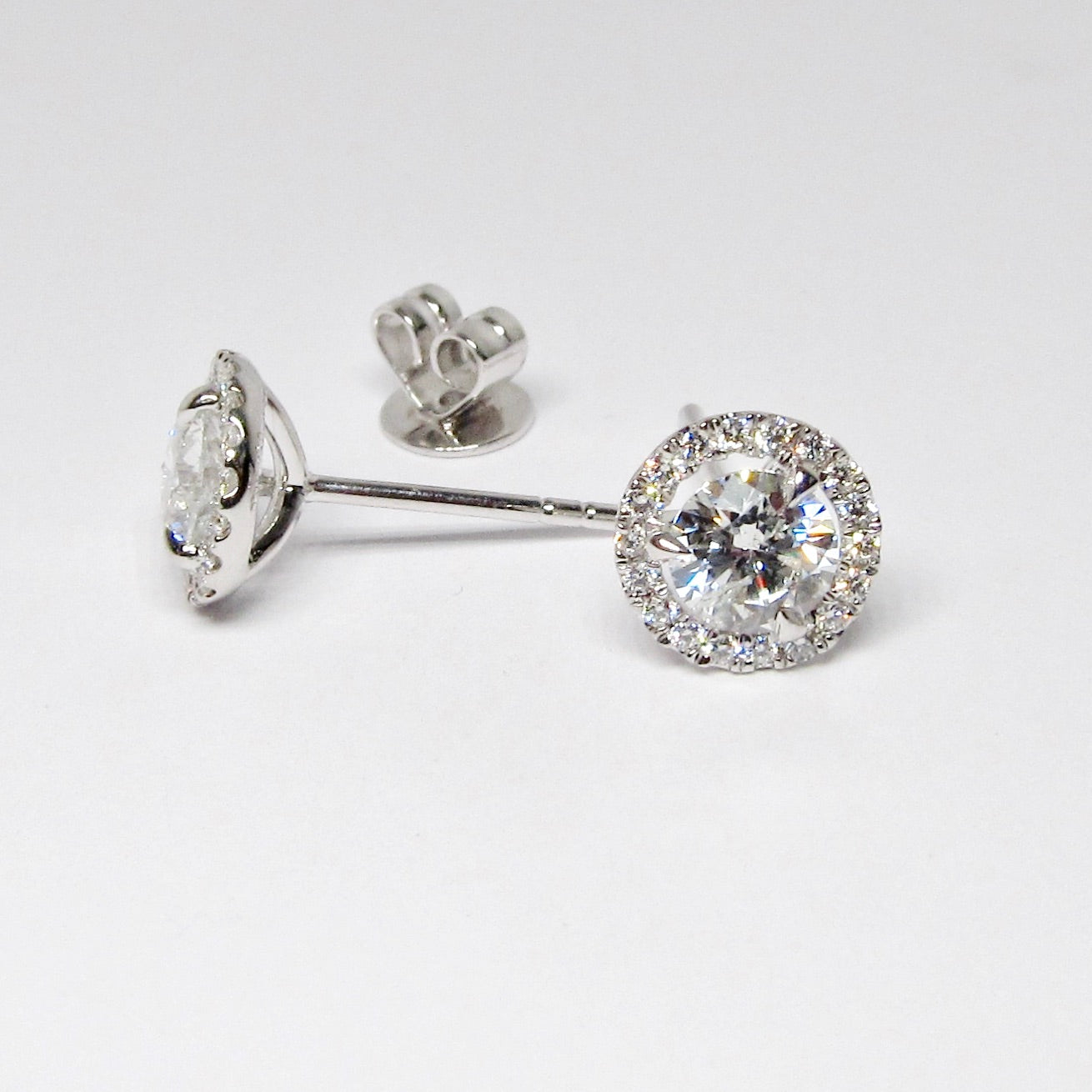 18k White Gold Halo Diamond Stud Earrings