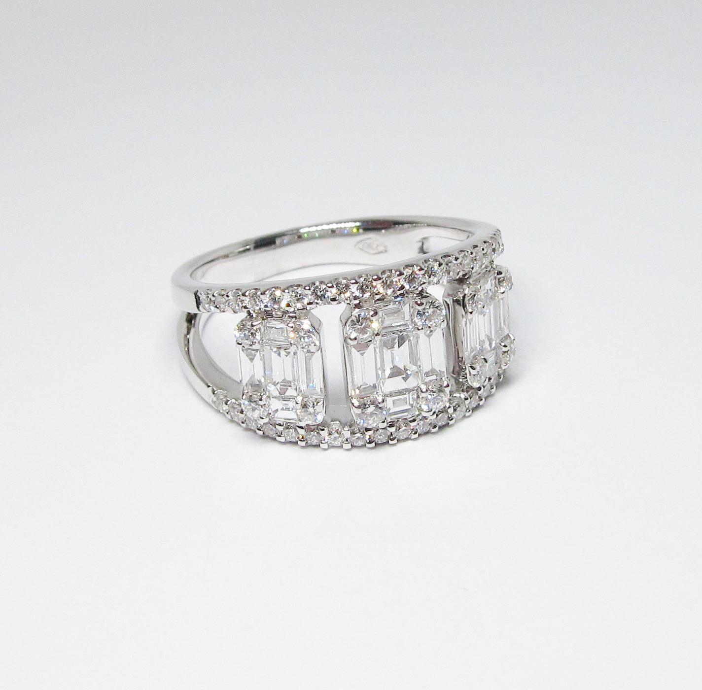 18k White Gold Round & Baguette Diamond Ring