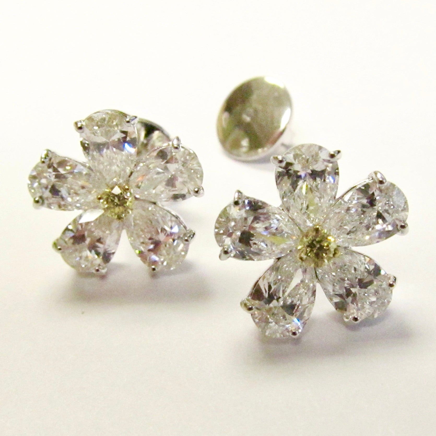 18k White Gold Diamond Flower Earrings