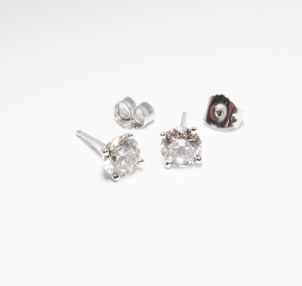 0.8ctw Diamond Stud Earrings
