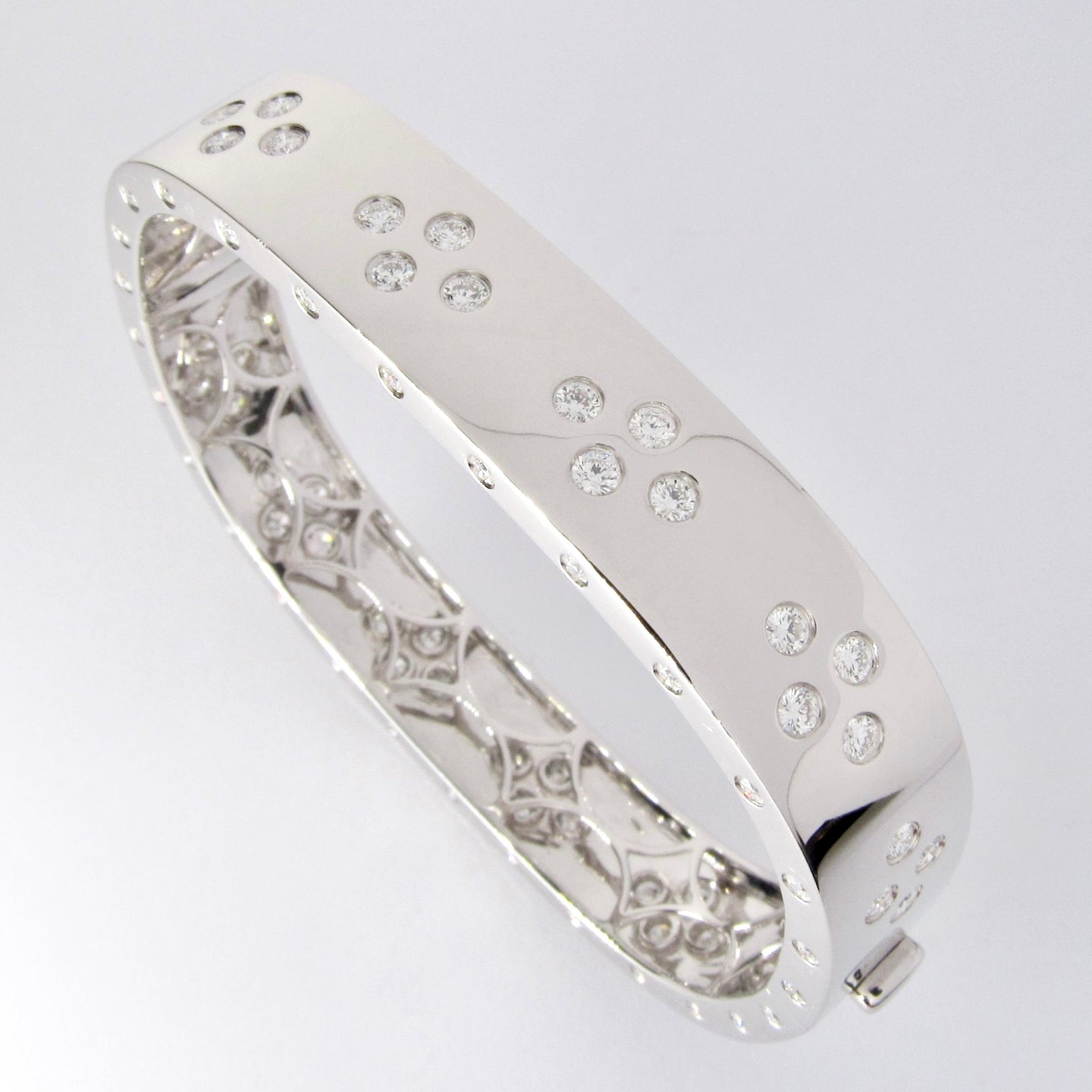 18k White Gold Diamond Bangle Bracelet