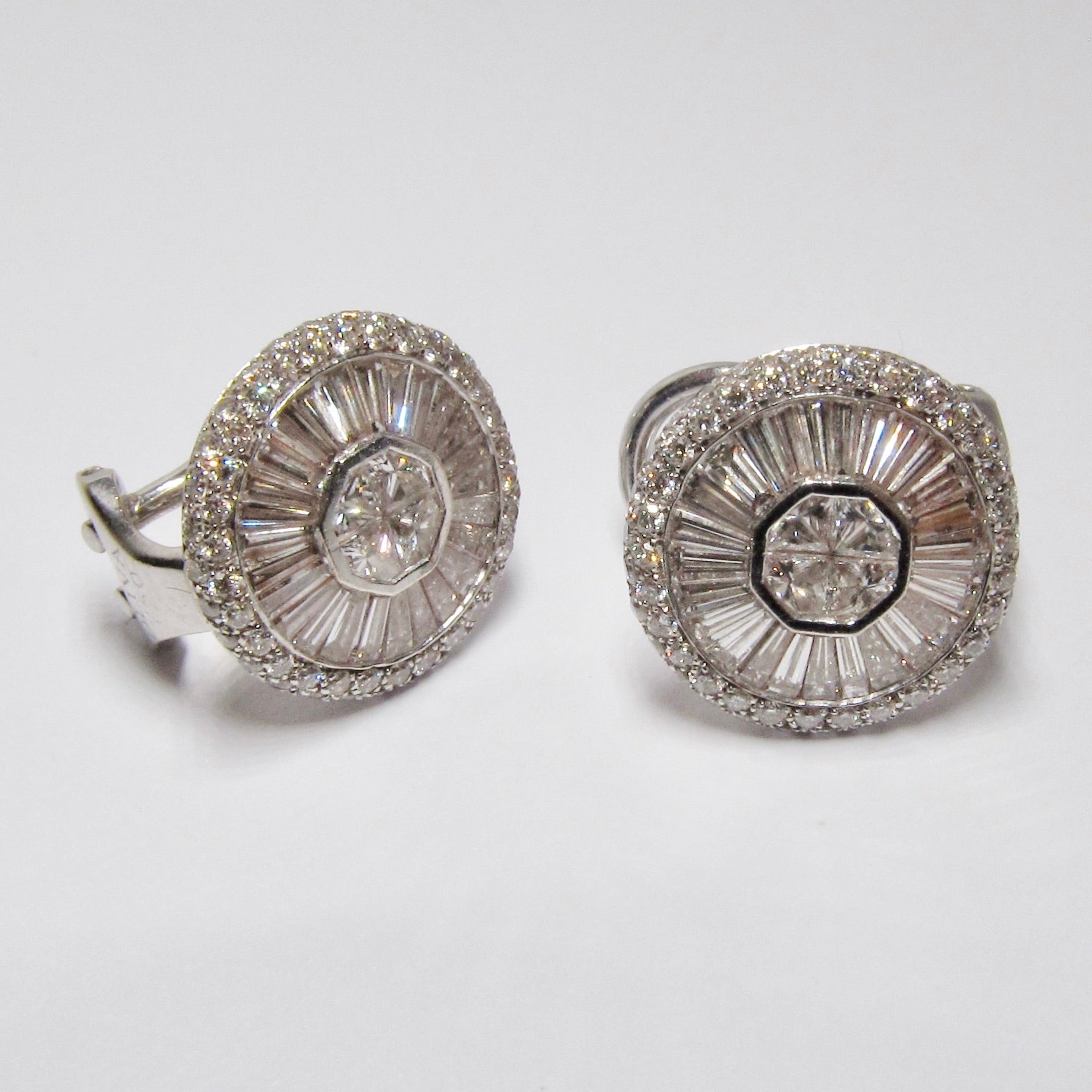 18 White Gold, Diamond Earrings in a Disk Shape