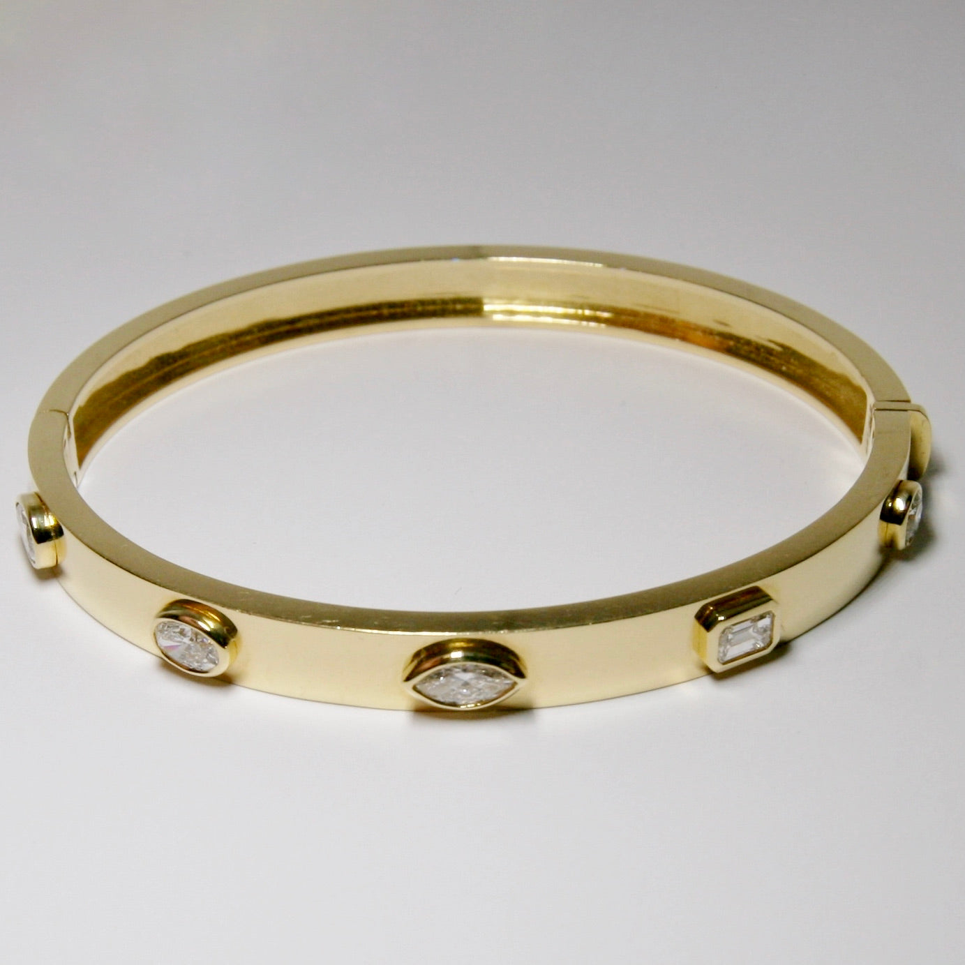 18k Yellow Gold & Diamond Bangle Bracelet