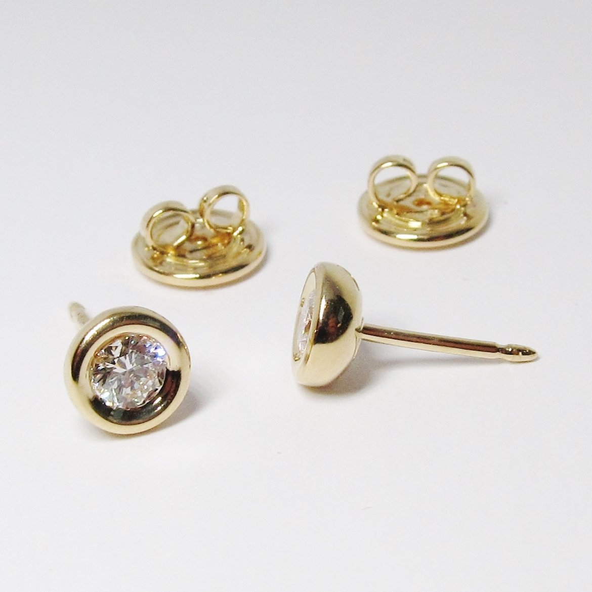 18k Gold Stud Earrings (Available in White and Yellow Gold)