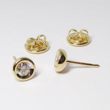 Load image into Gallery viewer, 18k Gold Stud Earrings (Available in White and Yellow Gold)
