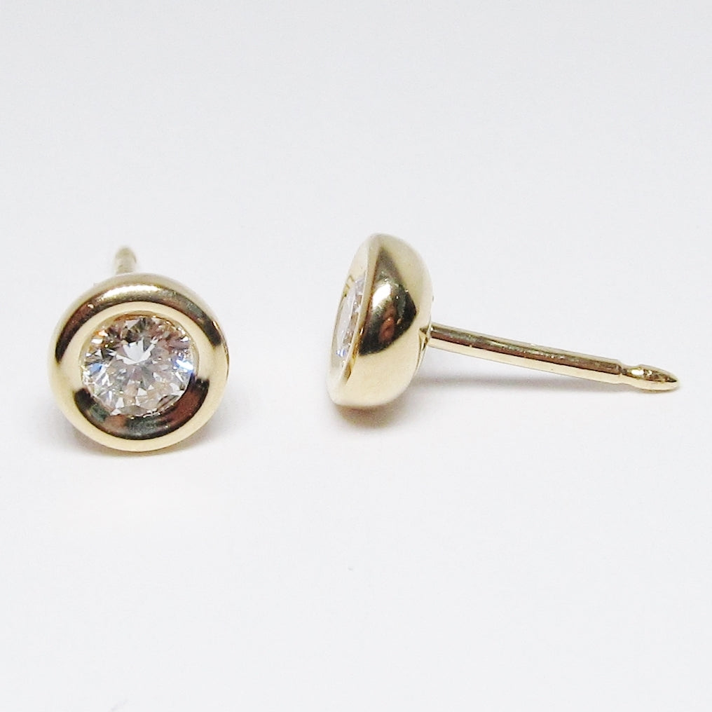 18k Gold Stud Earrings (Available in White and Yellow Gold)