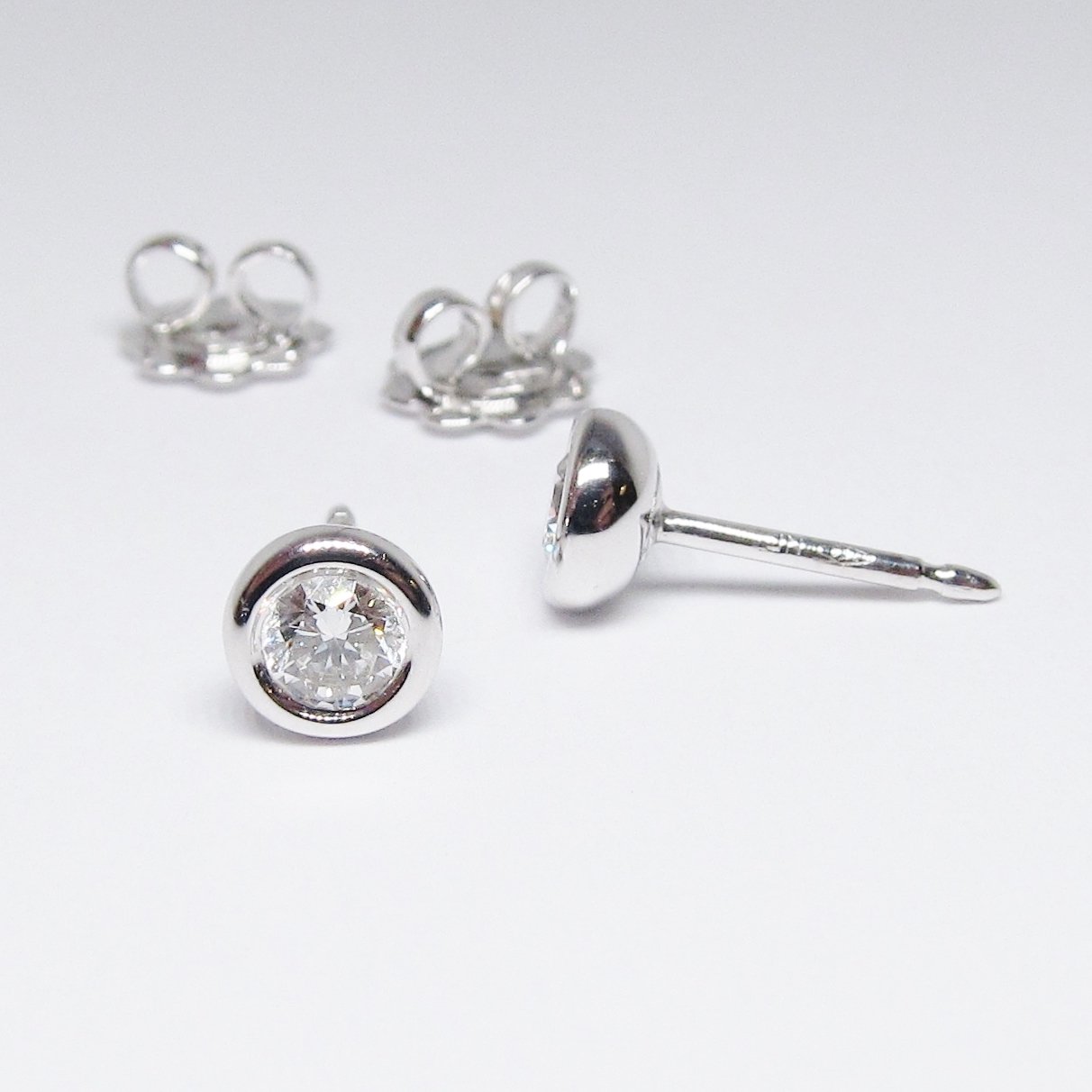 18k Gold Stud Earrings (Available in White and Yellow Gold)