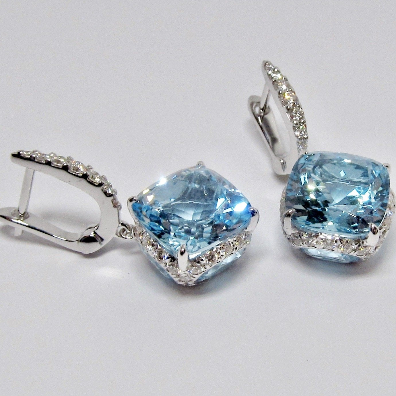 18k White Gold Blue Topaz Dangle Earrings