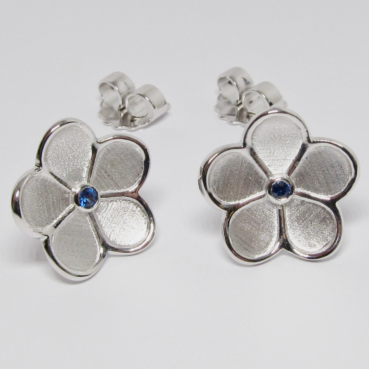 18k White Gold Large Daisy Studs