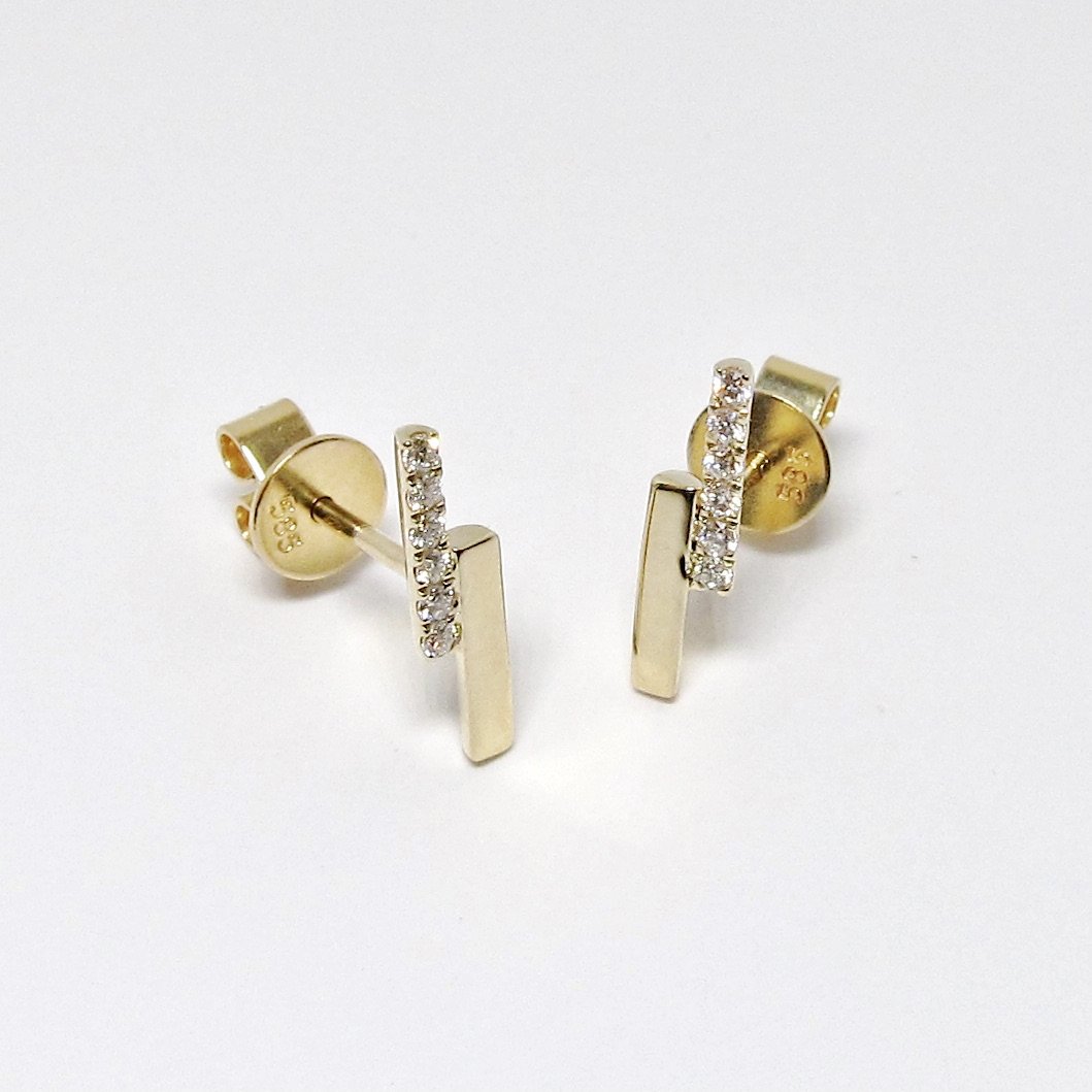 14k Yellow Gold Earring with Diamonds