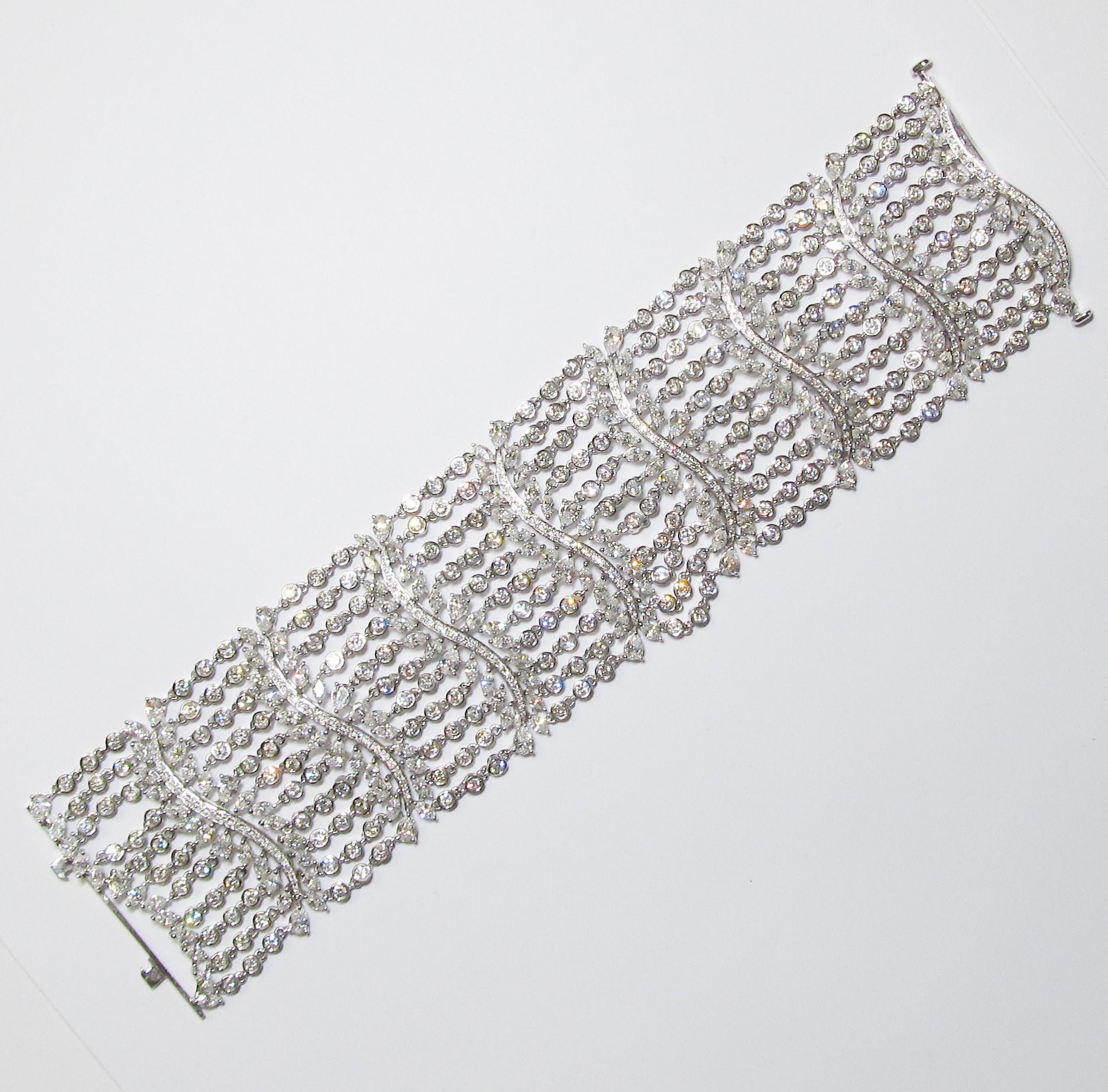 18k White Gold Fancy Shape Wide Flex Leaf Motif Bracelet