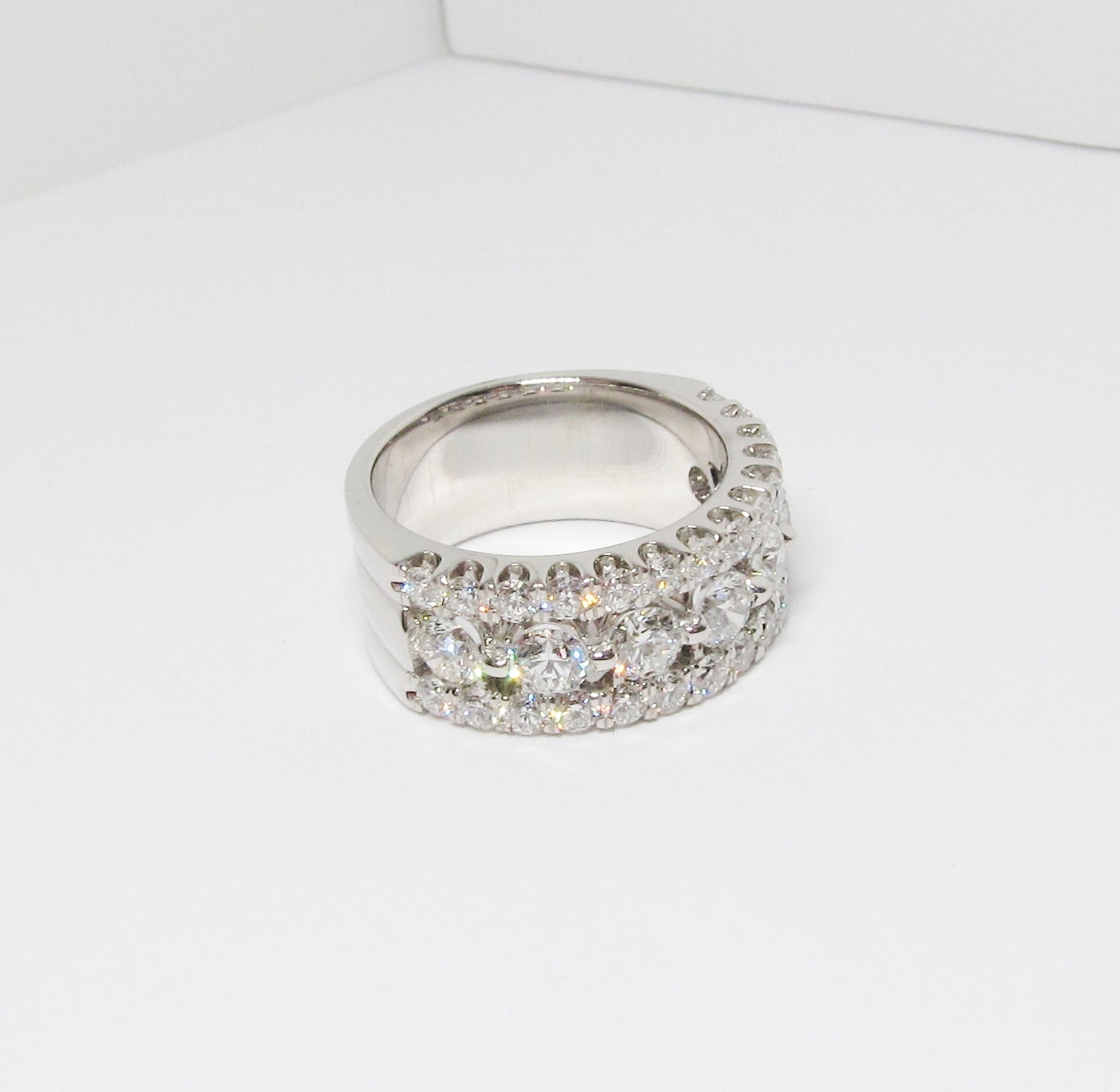 18k White Gold Diamond Band