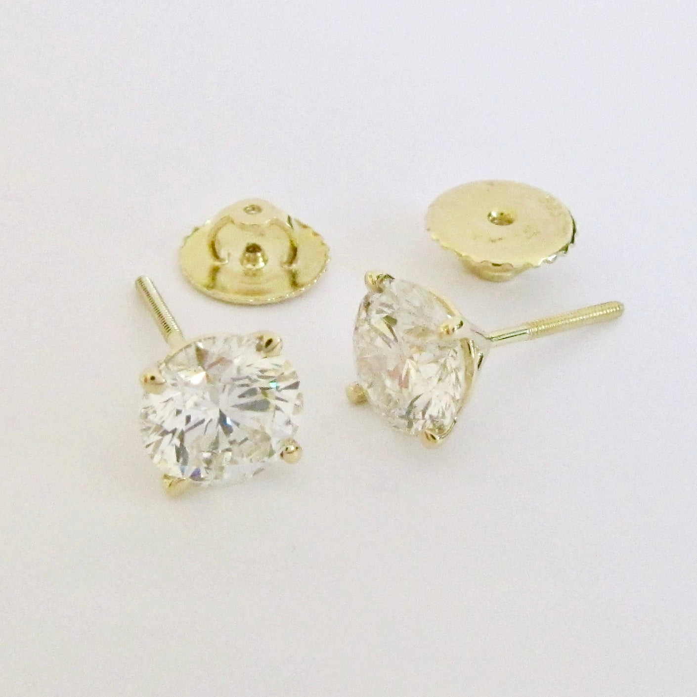 Round Diamond Stud Earrings