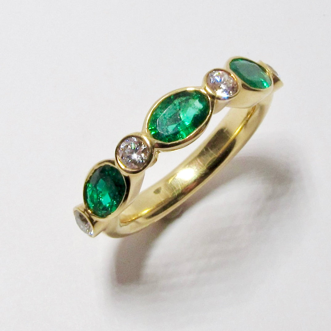 18k Yellow Gold Diamond & Emerald Ring